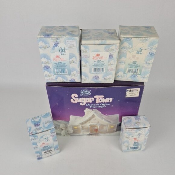 Precious Moments Sugar Town Doctors Office Nightlight 529869 + 5 Figurines - Picture 1 of 7